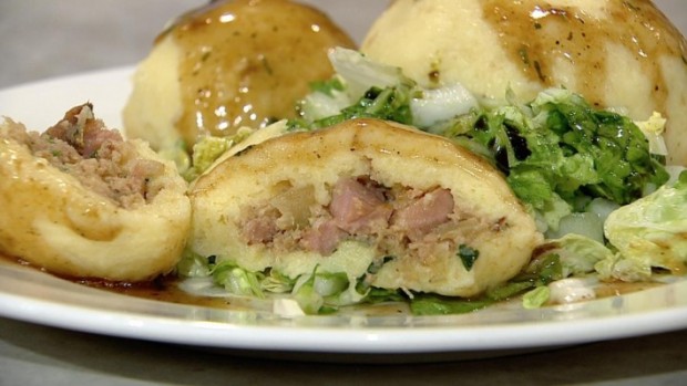 Selchfleischknödel mit Salat