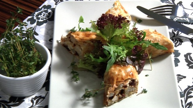 Strudel von der Rauchforelle und Schwarzwurzel