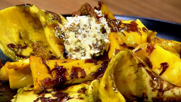 Süßes Wachtelei- Omlette mit Schokolade, Jackfrucht und Maulbeeren.