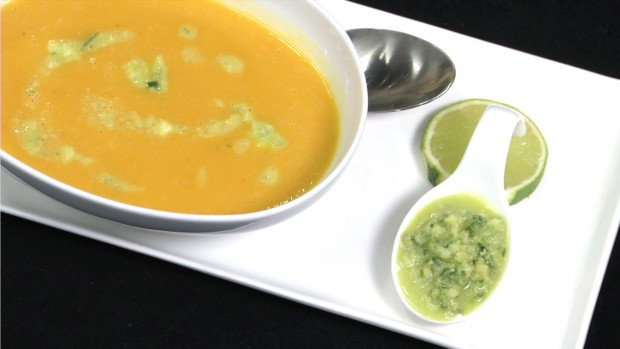 Süßkartoffelschaumsuppe mit Chili – Ingwer Pesto