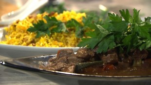 Ägyptischer Rindfleisch-Okraschoten-Eintopf mit Safran-Rosinen-Reis