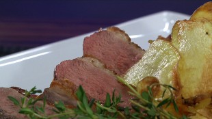 Entenbrust in Rotweinsauce mit Kartoffelchips auf Kürbis-Ingwergemüse