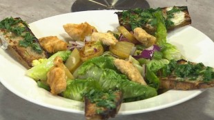 Erdäpfel-Vogerl-Salat mit Surspeck-Dressing und knusprigen Sauerbrot