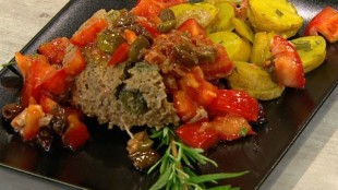 Faschierter Braten mit knackigem Tomatensalat und knusprigen Kartoffel-Talern