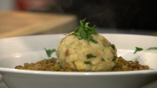 Flaumige Semmelknödel mit Specklinsen