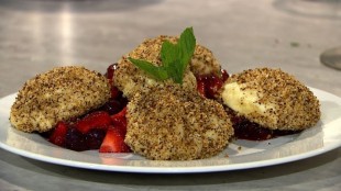 Flaumige Topfenknödel auf Beerenspiegel