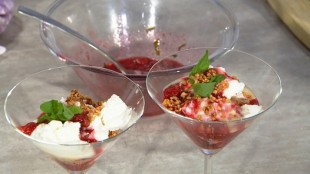 Frozen Yoghurt mit Eierlikör und frischen Beerenragout