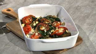 Gebackene Feta-Vollkorndalken mit Spinat und Tomaten
