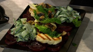 Gegrillter Halloumi auf roter Beete Carpaccio mit Pilzen und Gurkensalat
