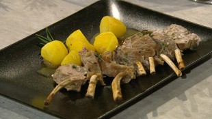 Griechisches Lamm mit Schafskäsefüllung und Kartoffeln