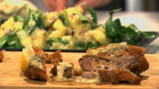 Herzhaftes Lamm - Gordon Bleu und Schnitzel mit warmen Erdäpfel-Vogerlsalat