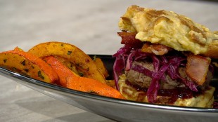 Hirsch-Burger mit Semmelknödel und Kürbis-Wedges