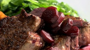 Hüftsteak mit Pommes, Spinat und Rotweinsauce