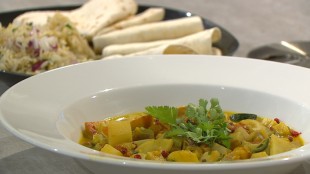 Indisches Curry mit Gewürzreis und Fladenbrot