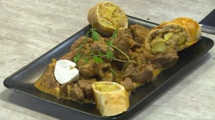 Innviertler Bierfleisch à la Hoffinger mit Kartoffelstrudel