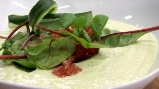 Kalte Gurken- Avocado Suppe mit mariniertem Mangold- Salat