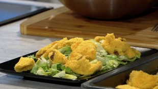 Knuspriges Backhendl auf Eisberg-Römersalat mit Kernöl