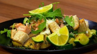 Lachs-Rucola-Brot Salat mit Erdäpfelmarinade 