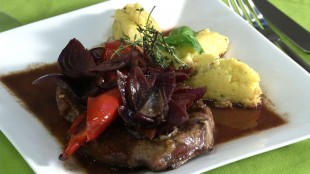 Osso bucco vom Lamm mit Polenta und Chiantisauce