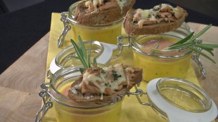 Paprikaschaumsuppe mit Paradeiser- Mayonnaise und gratinierten Brötchen. 