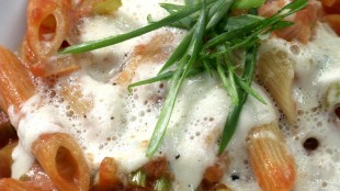 Penne mit Tomaten und Mozzarellaschaum