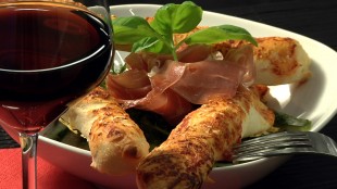 Pizzastangerl mit Parmesan überbacken auf mariniertem Salat