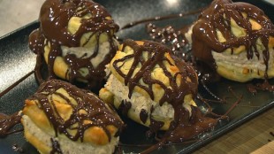 Profiterol mit selbstgemachten Haselnuss-Eis