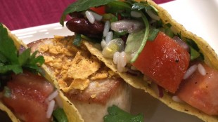 Putensteak mit Schoko-Chilisauce und gefüllten Tacos 