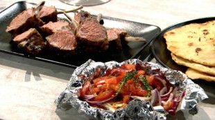 Saftige Lammkronen mit gegrilltem Feta, selbstgemachten Pitabrot und Tzatziki