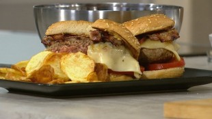 Saftiger Cheeseburger mit selbst gemachten Kartoffelchips