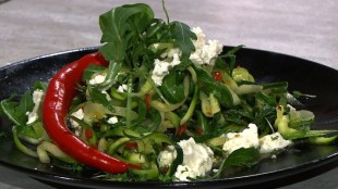 Scharfe Zucchini-Nudeln mit Feta