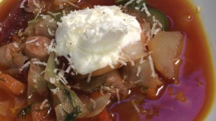 Schtschi, eine Weißkraut- und Rote Rüben Suppe