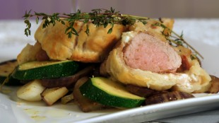 Schweinsfilet im Strudel mit Melanzani-Zucchinigemüse