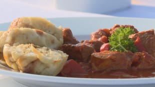 Schweinsgulasch mit Böhmischen Serviettenknödeln