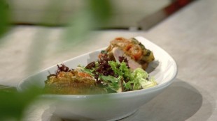 Schweinsmedaillons mit gefüllten Porto Bello Pilzen und Kräutersaitling-Salat