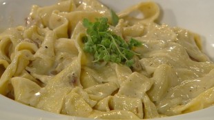 Selbstgemachte Pasta mit Steinpilzen und Gorgonzola