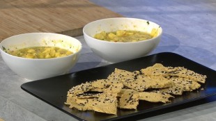 Sesam-Dinkelcracker mit Mango-Dip und Koriander-Joghurt-Dip