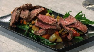 Steak auf Löwenzahn-Papaya-Salat