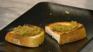 Tapenade mit einem sizilianischen Brotsalat