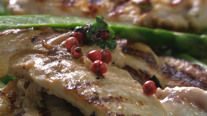 Gegrillte Hühnerfilets in Pfeffer-Honig-Marinade mit Spargelspitzen ...