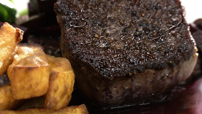 Hüftsteak mit Pommes, Spinat und Rotweinsauce | Koch mit! Oliver