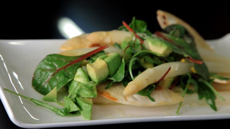 In Orangen Pochierter Spargel mit Avocado-Spinat Salat | Koch mit! Oliver