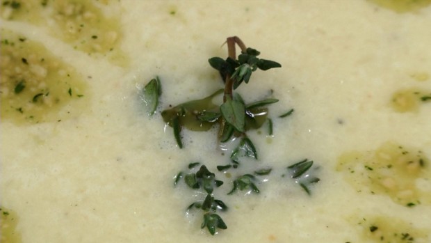 Topinambur - Cremesuppe mit Erdnuss- Pesto