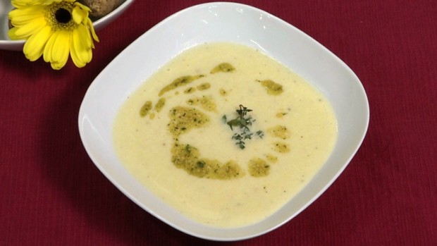 Topinambur - Cremesuppe mit Erdnuss- Pesto