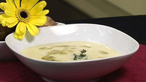 Topinambur - Cremesuppe mit Erdnuss- Pesto