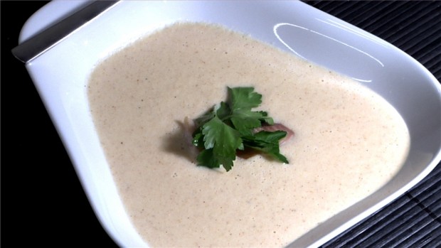 Weiße Mandelcremesuppe mit Rauchforelle