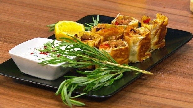 Würzig gefüllter Strudel mit Rosmarin-Feta-Joghurt 